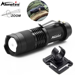 Linterna táctica LED con zoom y clip giratorio para mochila