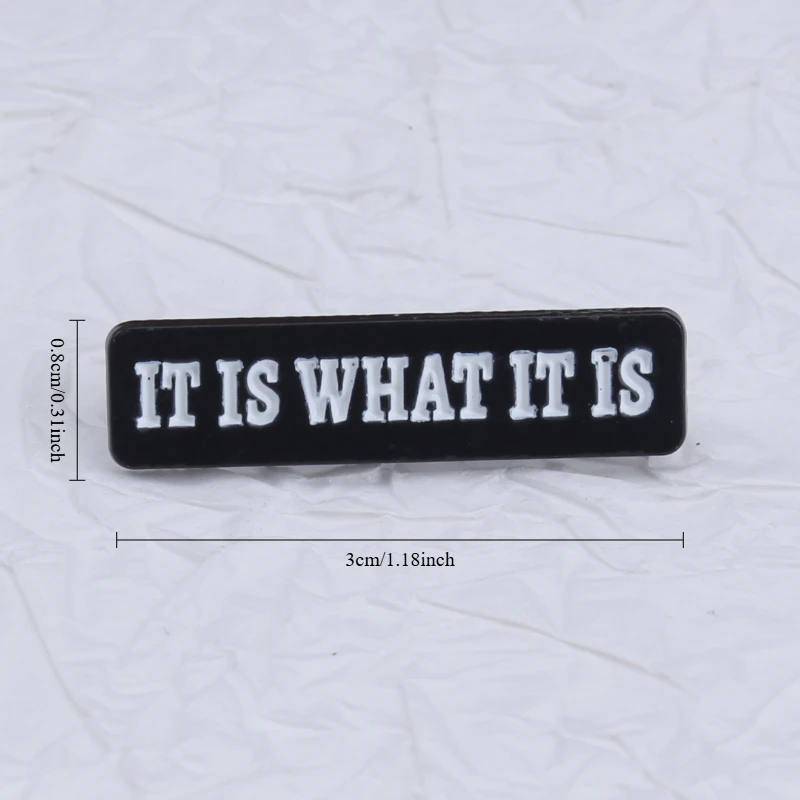 Broche de metal táctico con inscripción Es lo que es - imagen 5