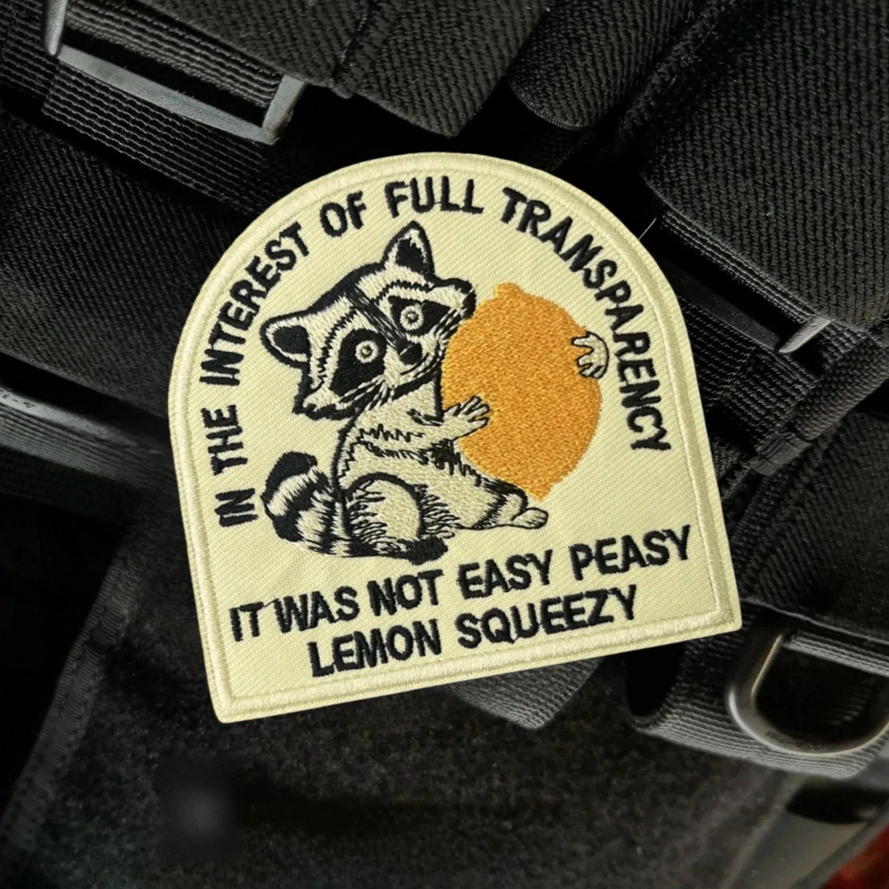 Parche militar bordado Raccoon and Lemon con gancho MOLLE - imagen 2