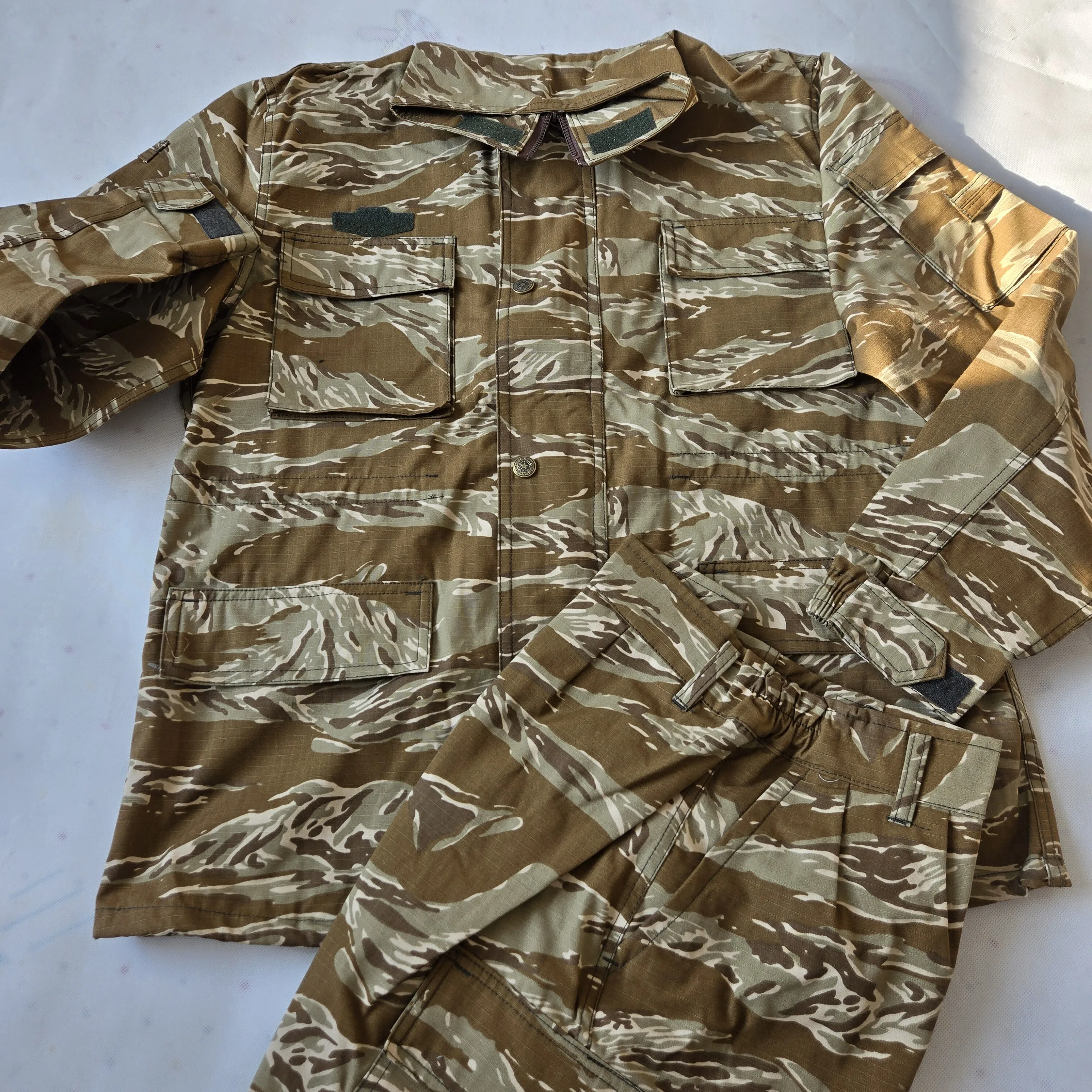 Conjunto de Camuflaje Táctico Resistente con Múltiples Bolsillos - imagen 3