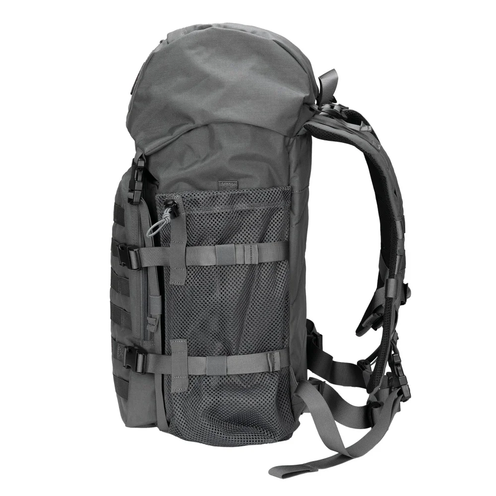 Mochila táctica en entorno outdoor