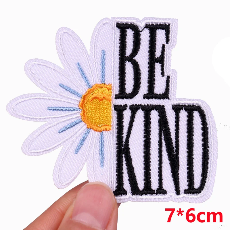 Parche bordado flores letras arcoíris rosa – Para coser o planchar - imagen 2