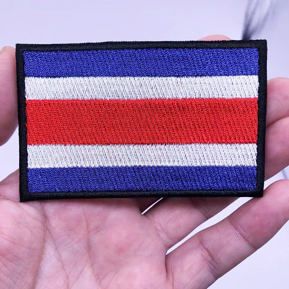 Parche bordado de bandera de Costa Rica con diseño detallado