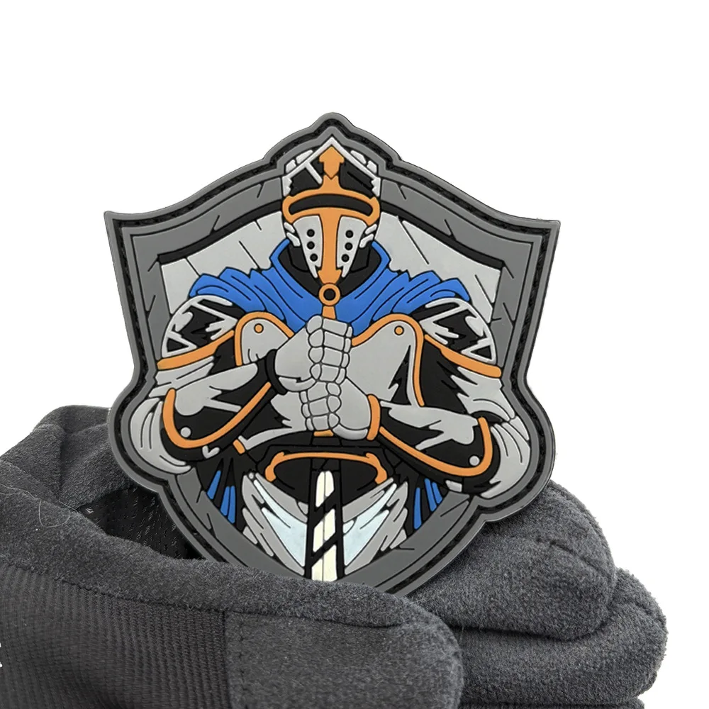 Detalle del escudo bordado y el anclaje textil