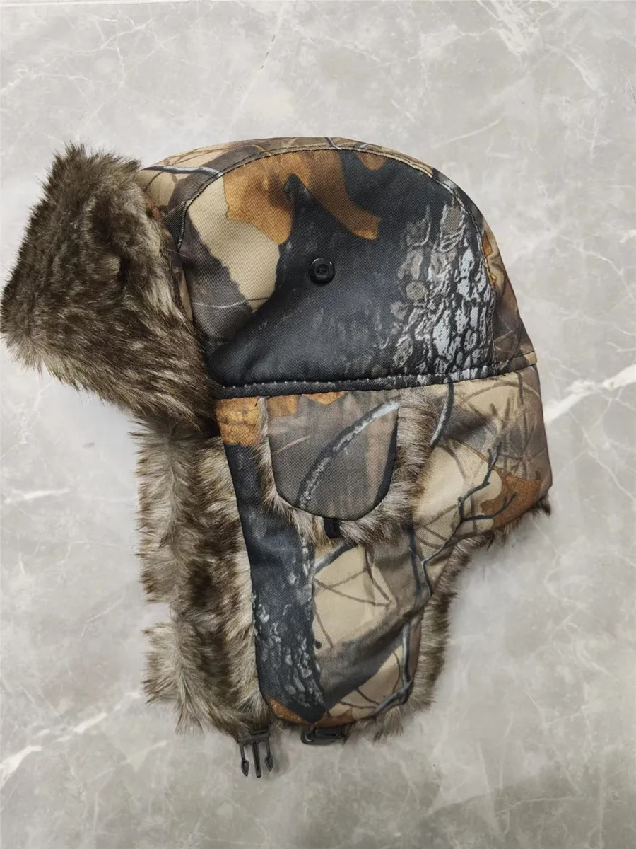 Gorro de Lei Feng usado en contexto exterior con ropa de invierno