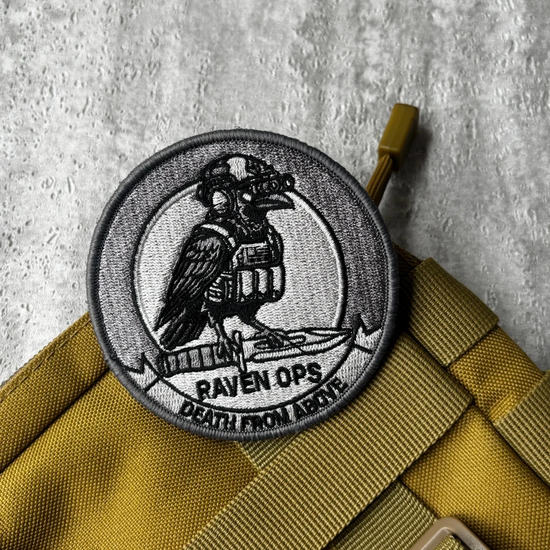 Raven Ops parche bordado táctico cuervo gris con velcro para mochila - imagen 5