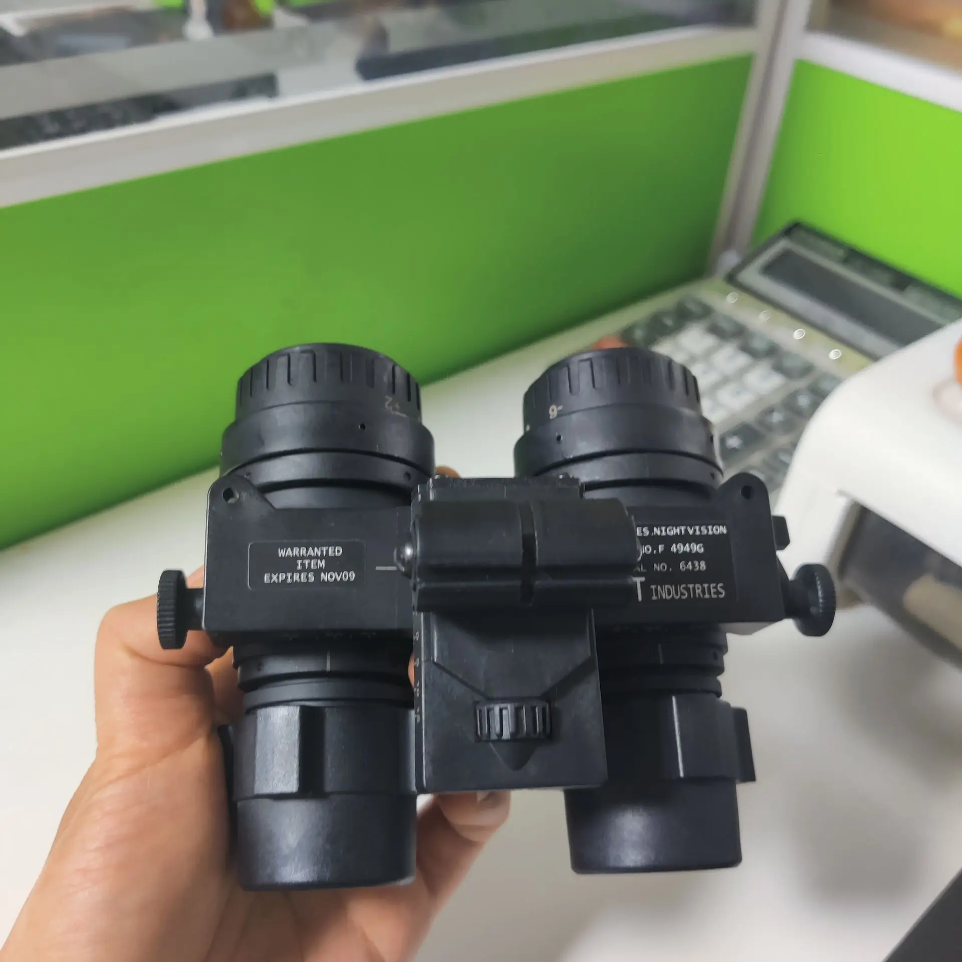Detalle de la montura y acabado negro estilo NVG
