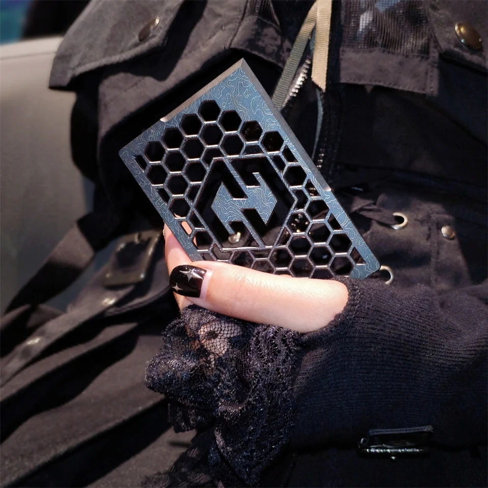 Cuchillo EDC Titanio con Panal Táctico Luminoso y Números - imagen 2
