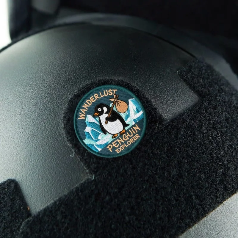 Parche táctico bordado pingüino explorador con velcro para mochila