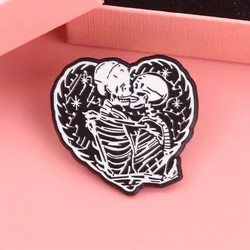 Dark Romance Bone Embrace pin esmaltado esqueleto corazón iluminado