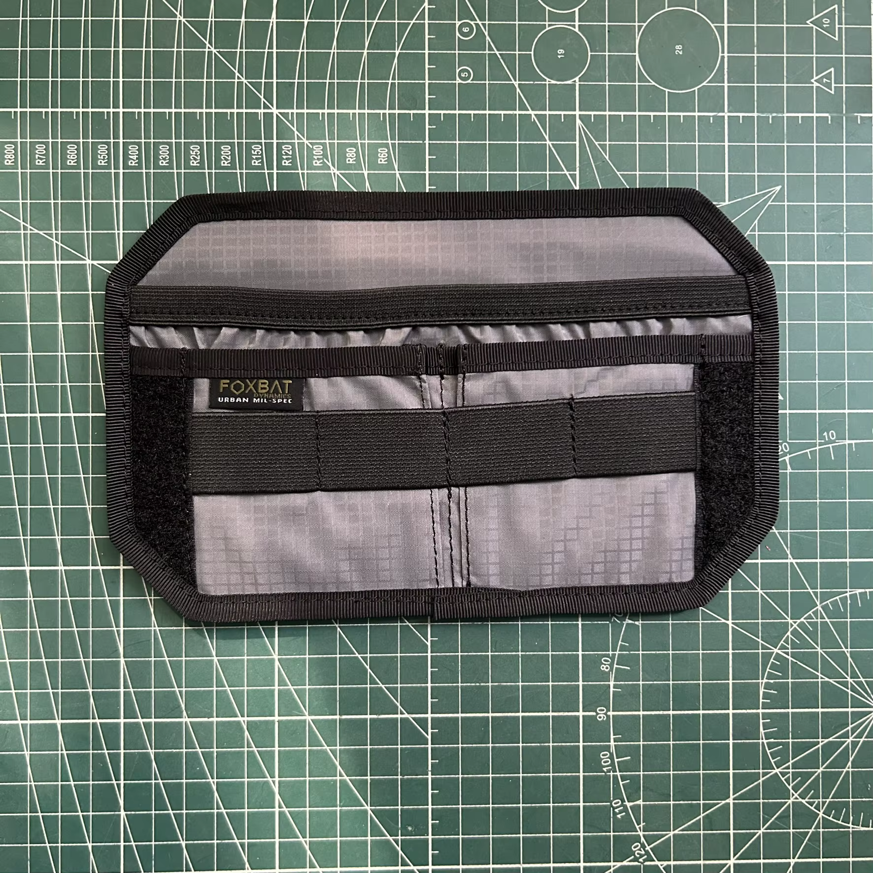 Organizador táctico EDC modular con cierre velcro y gestión de cables - imagen 3