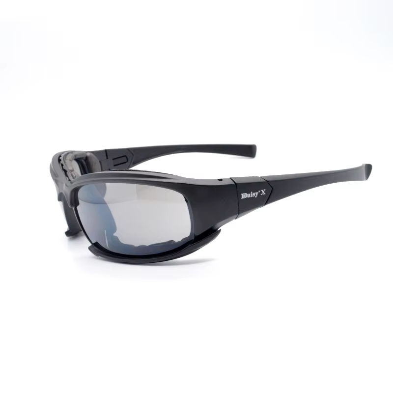 Gafas con lente cobre en entorno de montaña