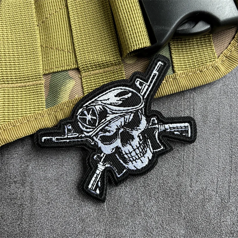 Detalle del bordado del parche punk