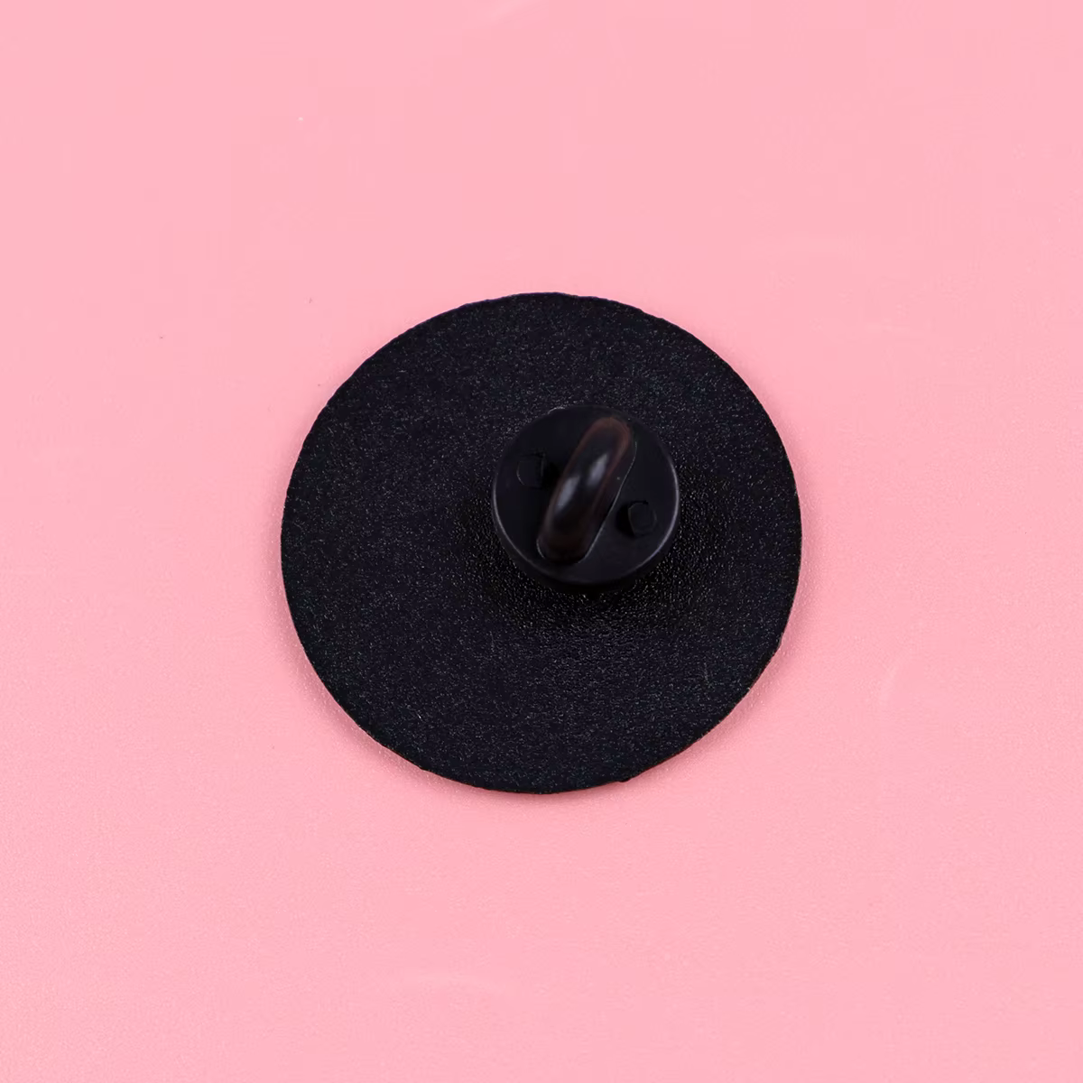 Pin con diseño de criatura