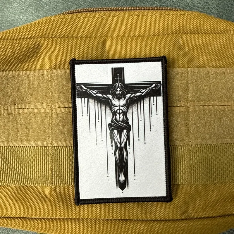 Parche táctico Cruz de Jesús velcro blanco y negro para mochila