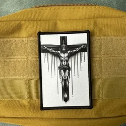 Parche táctico Cruz de Jesús velcro blanco y negro para mochila