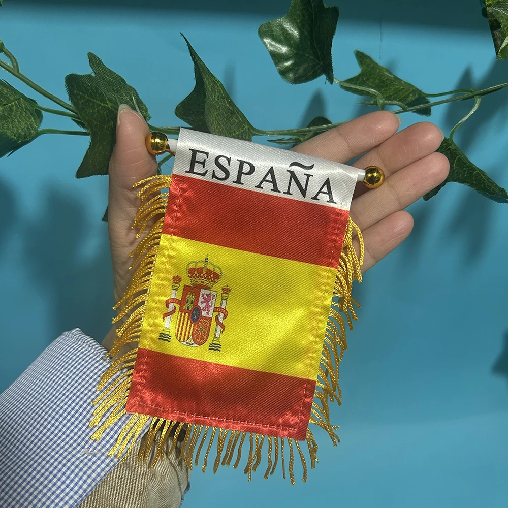 Detalle del banderín colgante de España para ventana de coche