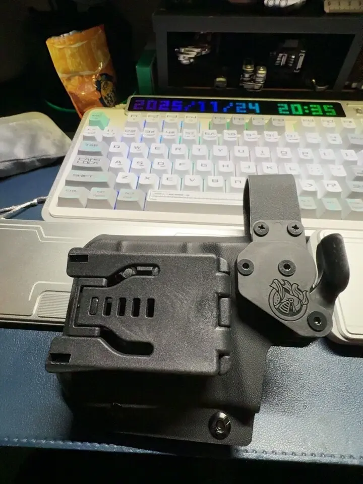 Funda táctica vista frontal mostrando el cierre de pulgar y la solapa de extracción rápida