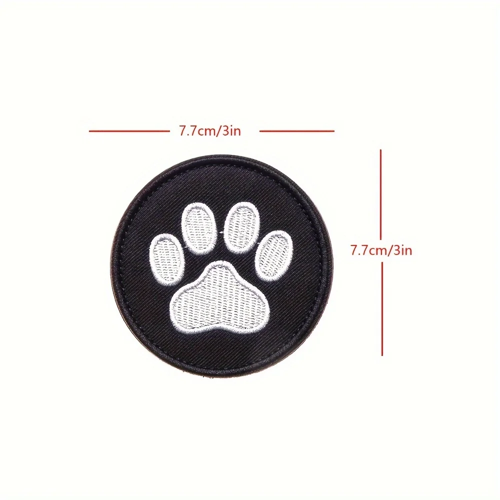 Parche de velcro con bordado de pata en blanco y negro