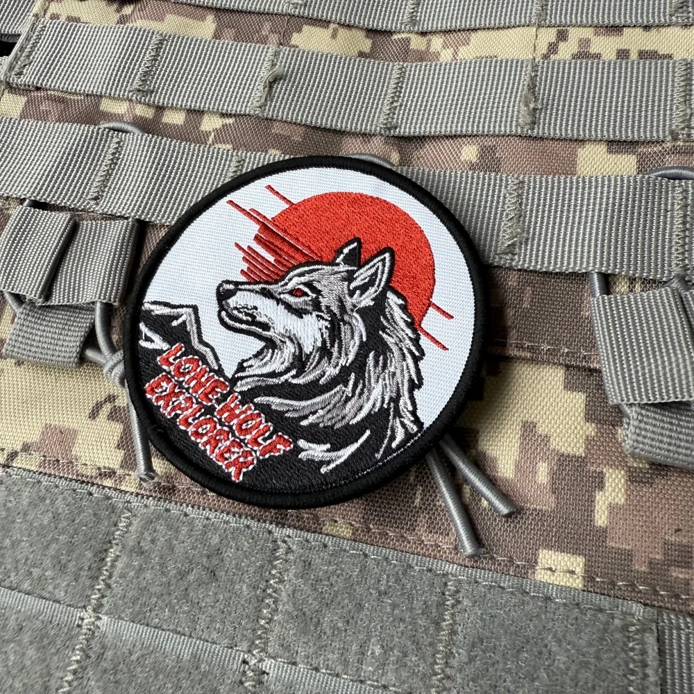 Parche táctico bordado Lone Wolf Explorer con velcro para mochila - imagen 2