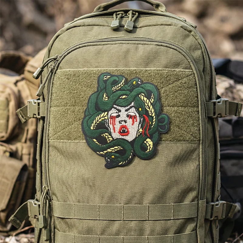 Parche bordado medusa roja con lágrimas de sangre – para coser - imagen 4