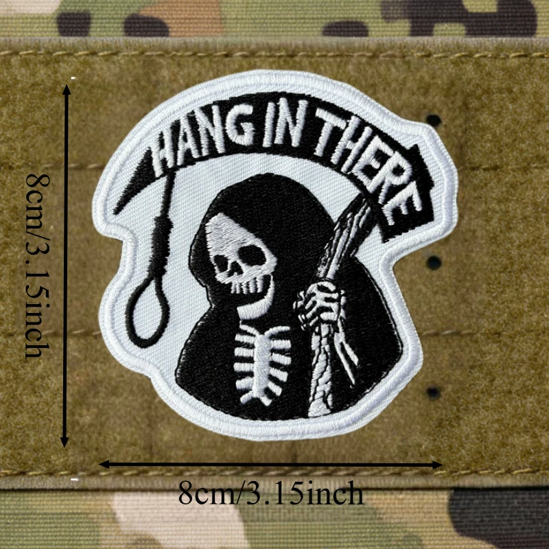 Parche táctico bordado calavera Hang in There con velcro moral - imagen 2