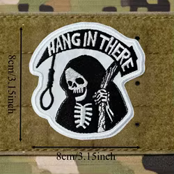 Parche táctico bordado calavera Hang in There con velcro moral