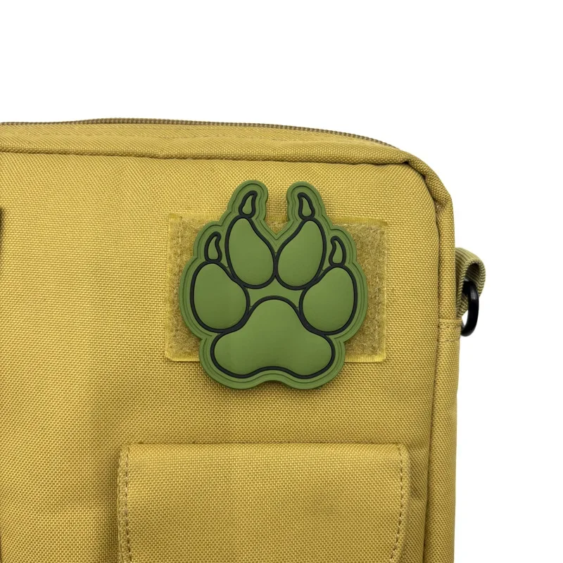 Parche luminoso PVC garra de oso con velcro para equipo táctico - imagen 3