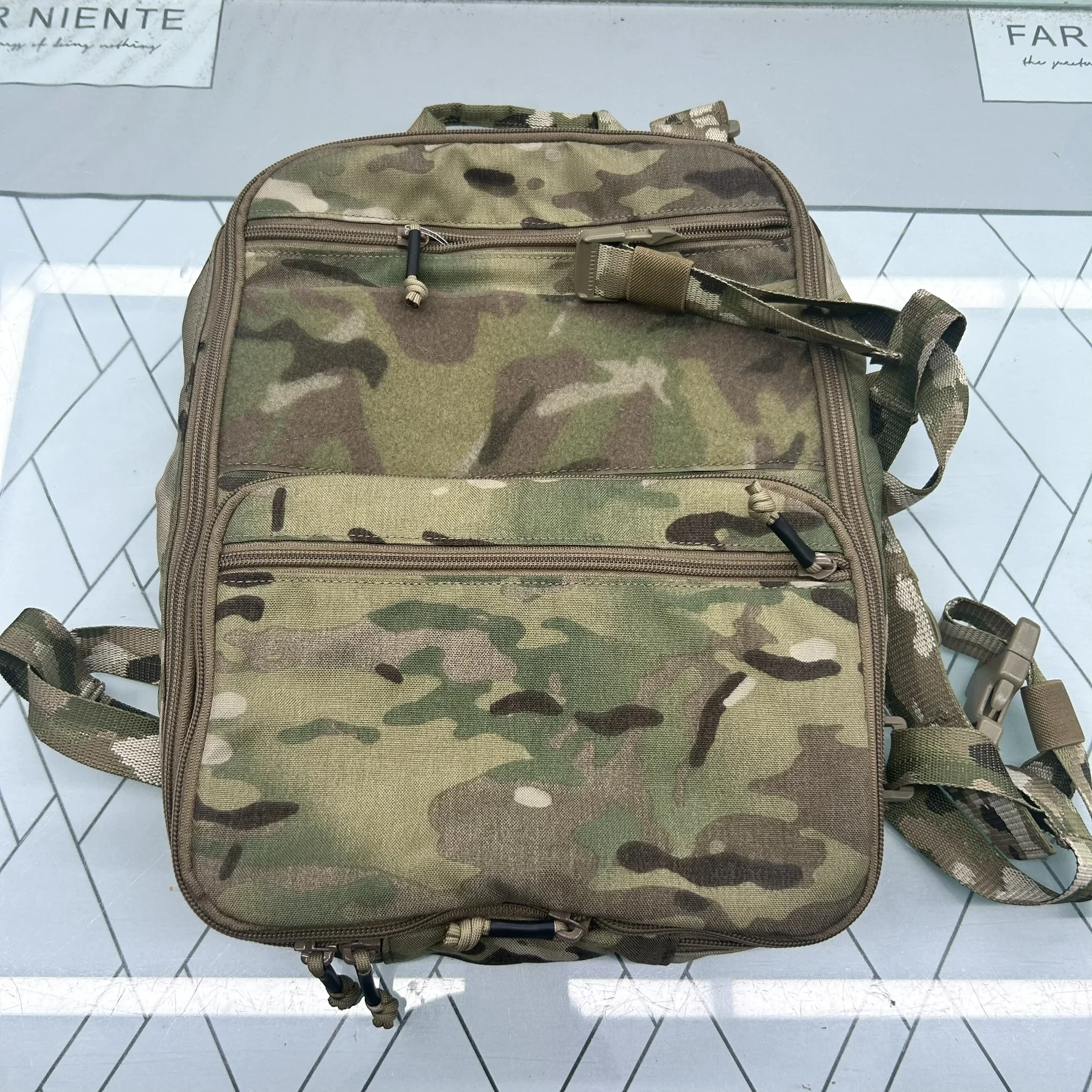 Mochila táctica expandible flat pack con sistema de hidratación