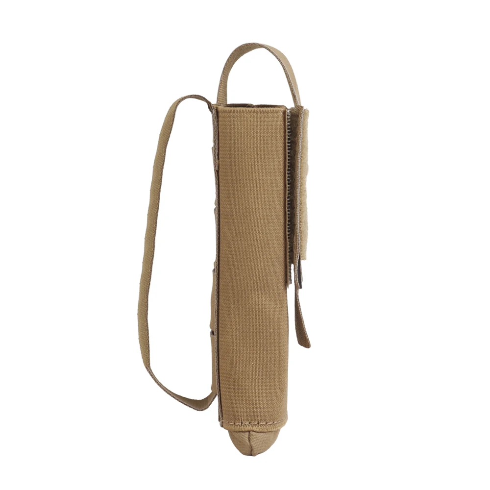 Bolsa en color coyote brown sobre equipo táctico