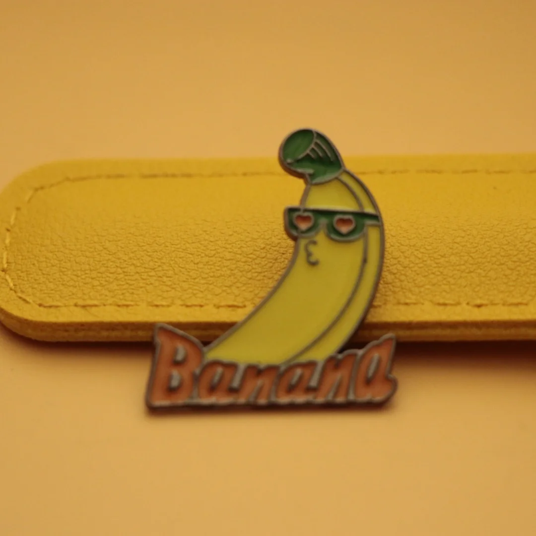 Pin de plátano para mochilas y accesorios