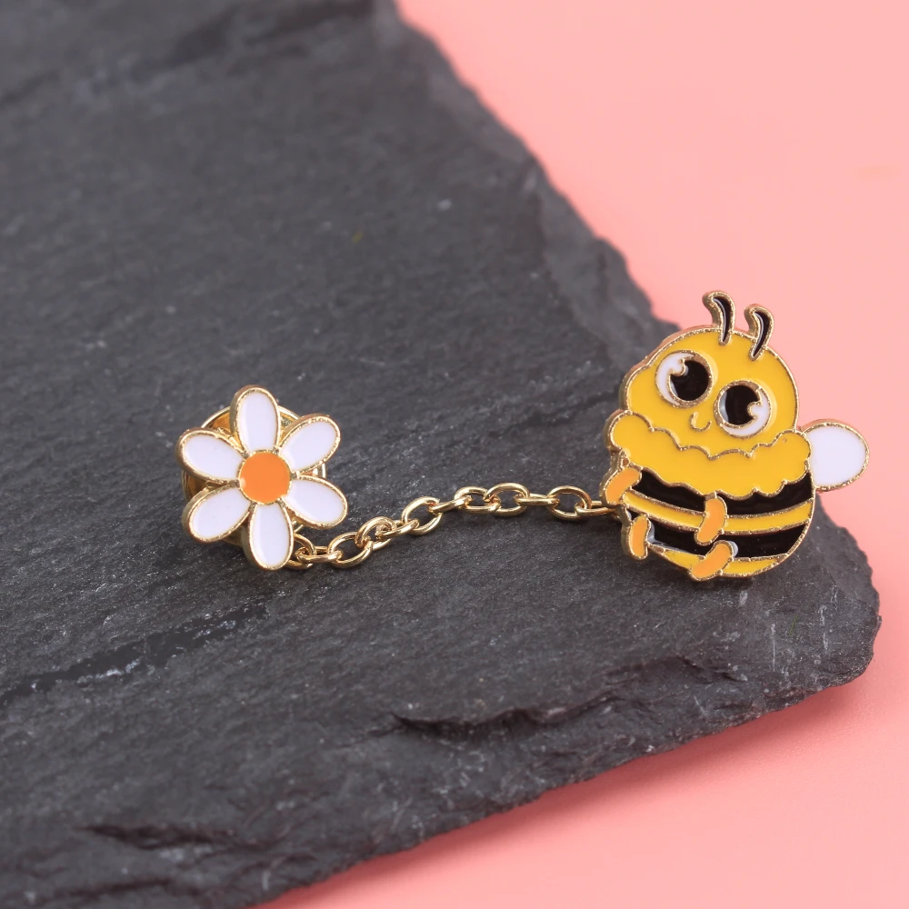 Bee & Daisy broche con cadena amarillo-negro – estilo primavera - imagen 4