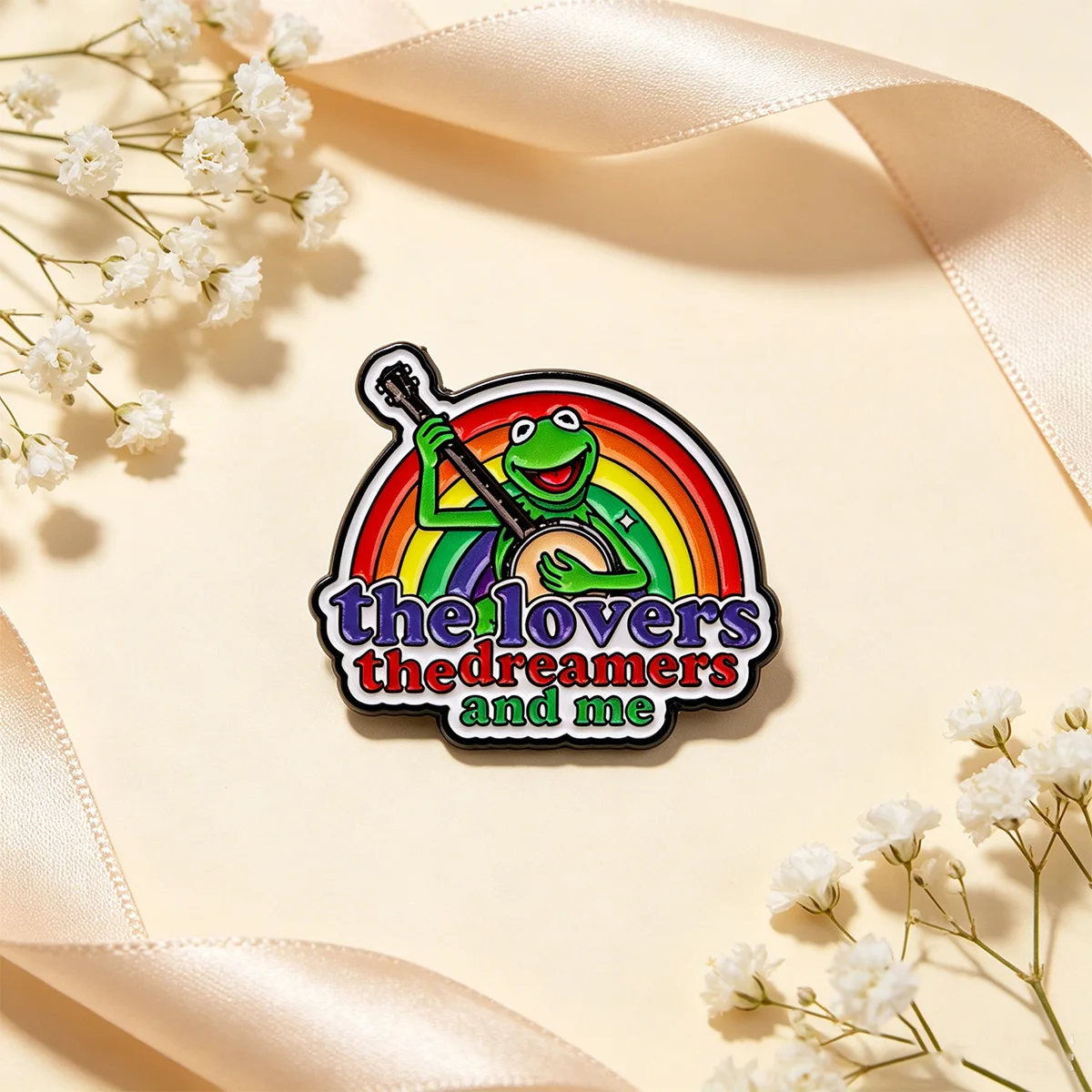Detalle del pin metálico y diseño arcoíris