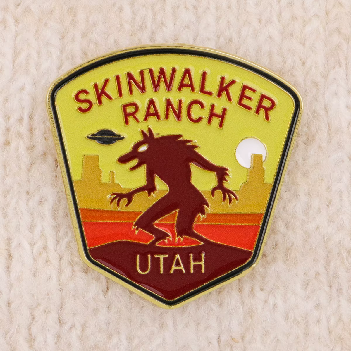 Skinwalker Pin metálico lobo gótico esmalte para mochila - imagen 3