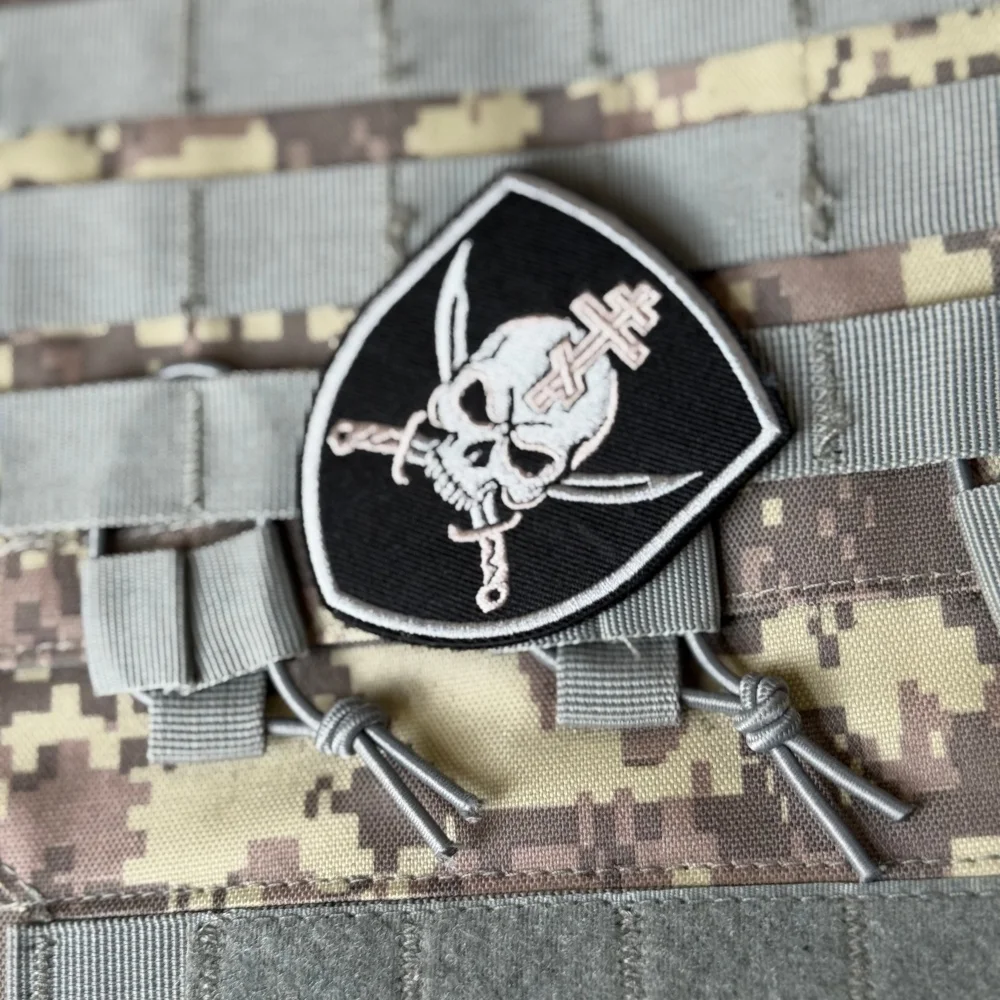 Parche táctico bordado gancho y bucle calavera ortodoxa con espadas - imagen 4