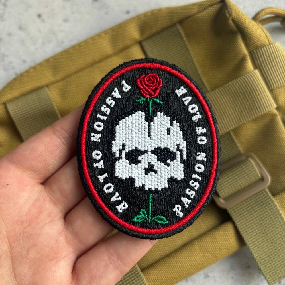 Parche bordado de calavera con estilo táctico