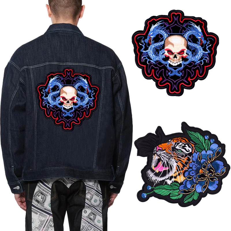 Variante en rojo intenso del parche calavera punk