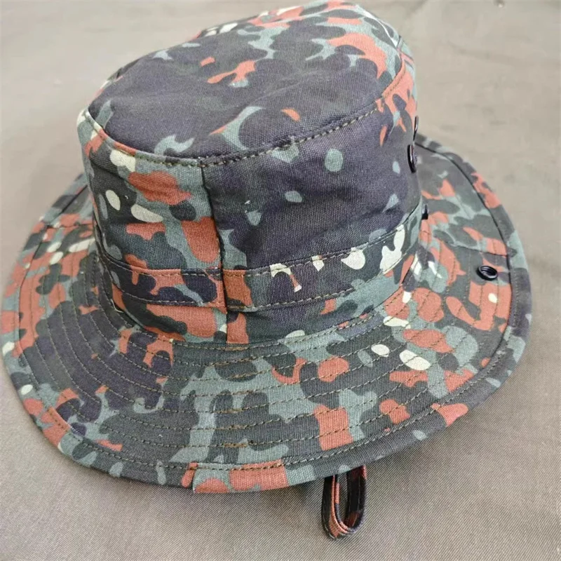 Detalle del sombrero con estampado camuflado