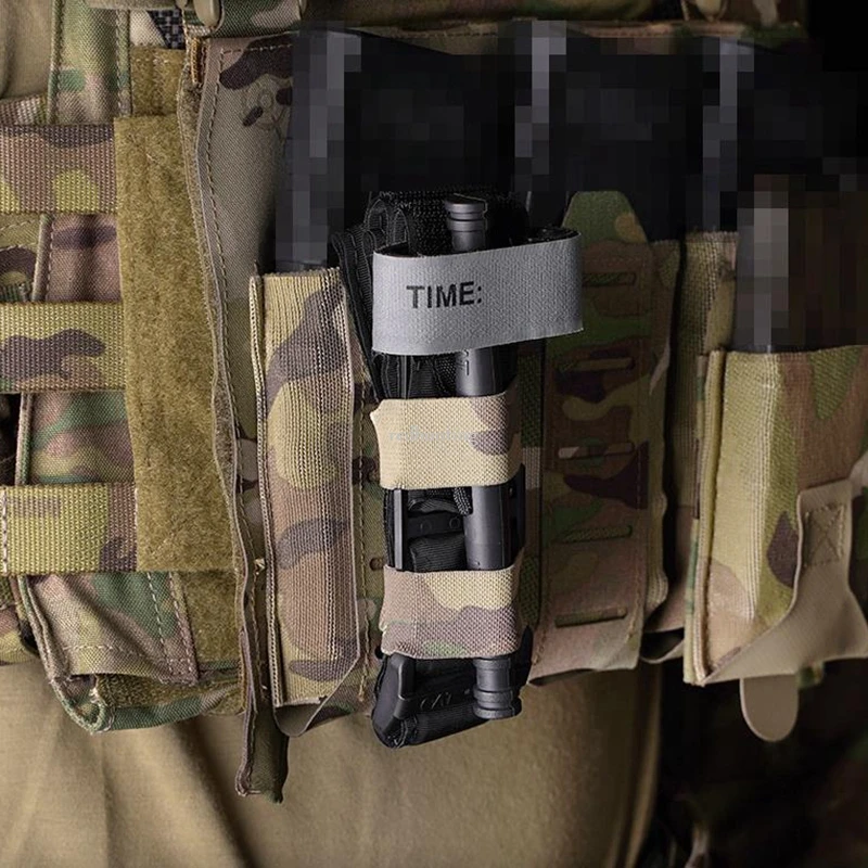 Bolsa MOLLE en color negro con torniquete sujeto