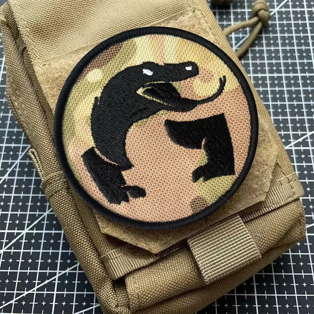 Vista frontal del parche bordado con diseño de lagarto