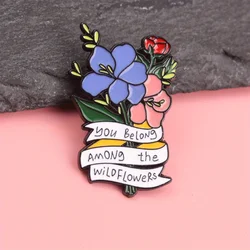 Pin botánico salvaje con diseño floral y tipografía afirmativa