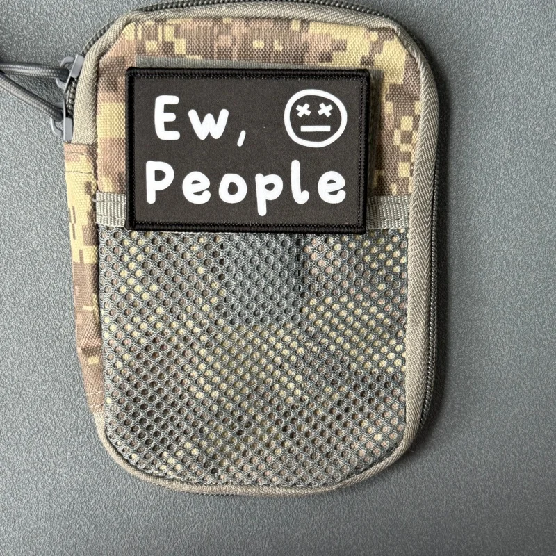Parche de moral táctico con diseño de personas y velcro - imagen 4