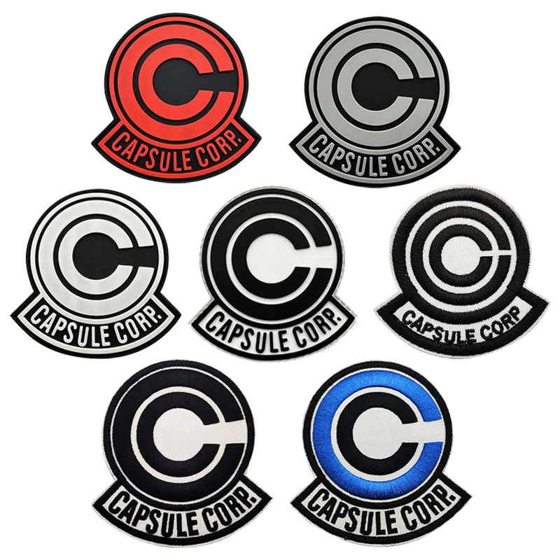 Parches CAPSULE CORP sobre una chaqueta negra