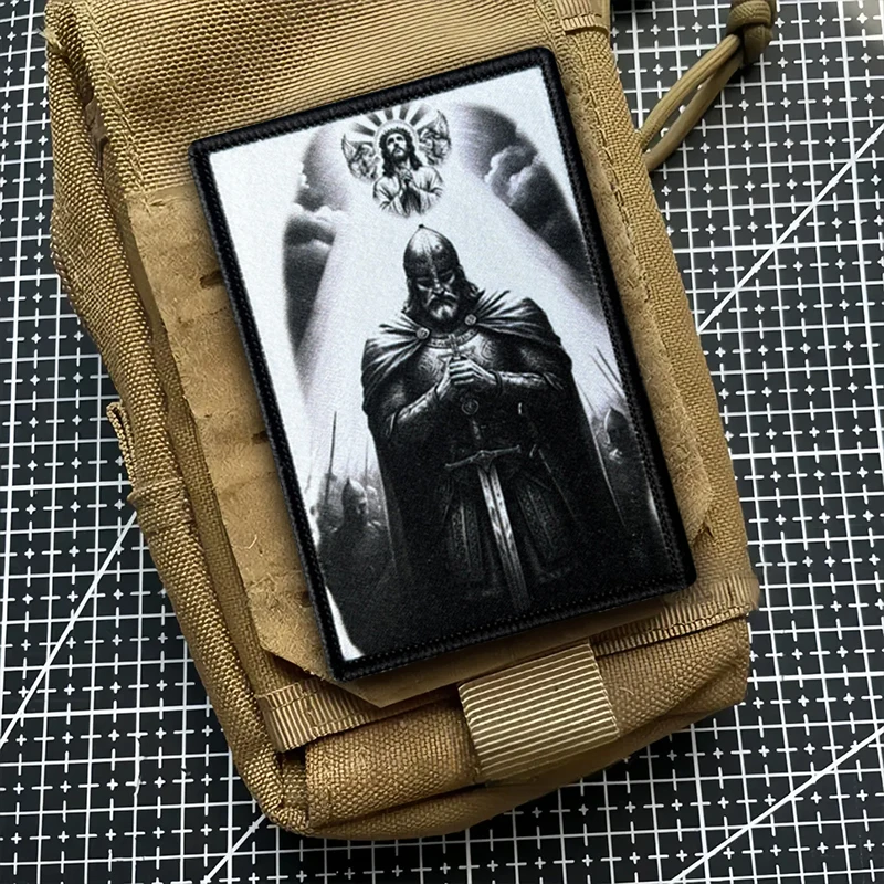 Parche táctico templario cruzado con velcro para mochila - imagen 4