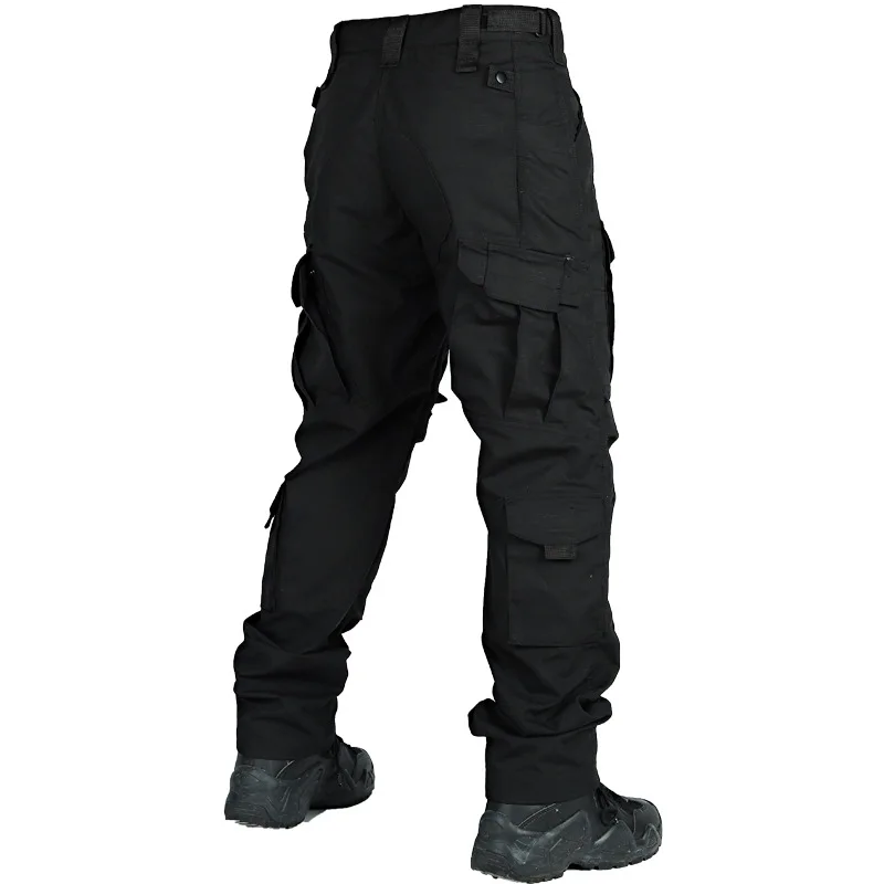 Pantalones tácticos in outdoor setting with matching gear