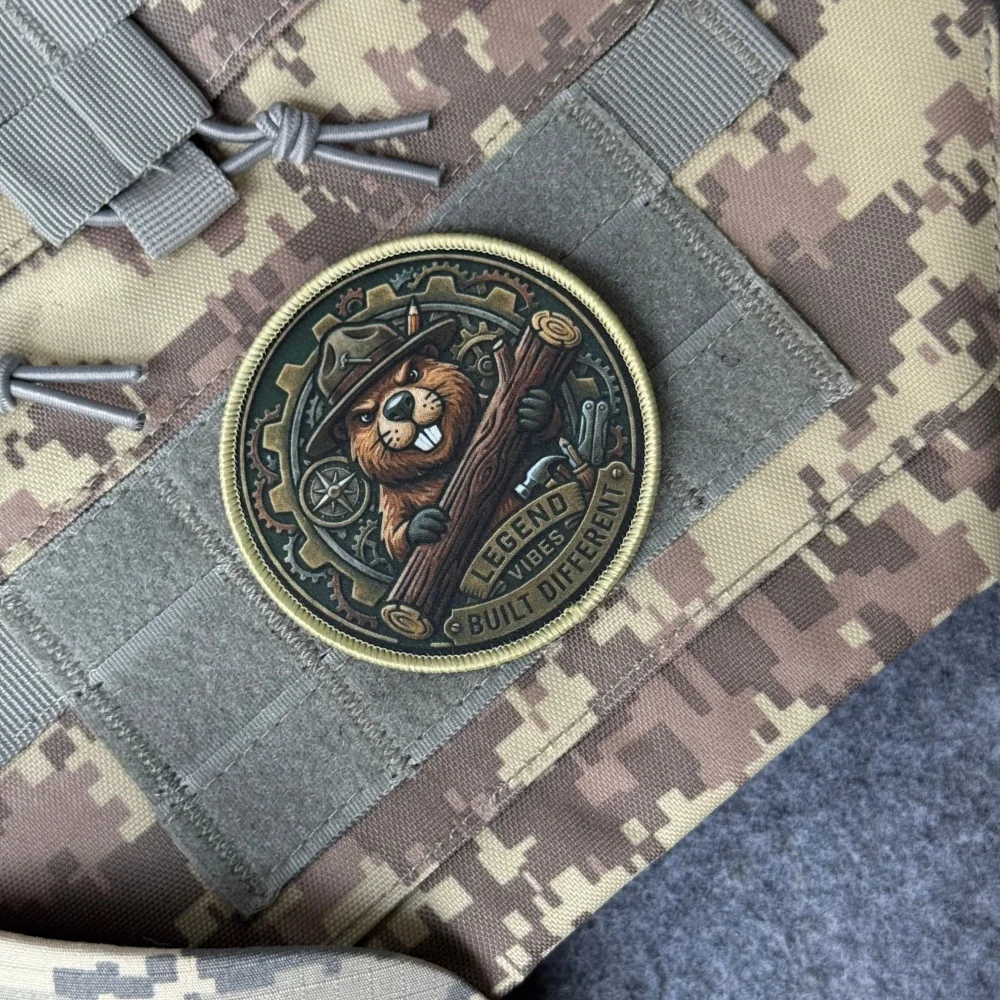 Parche táctico BUILT DIFFERENT insignia Beaver impresa con velcro - imagen 3