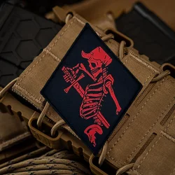 Task Force Doomer – Parche esqueleto rojo táctico con sistema MOLLE