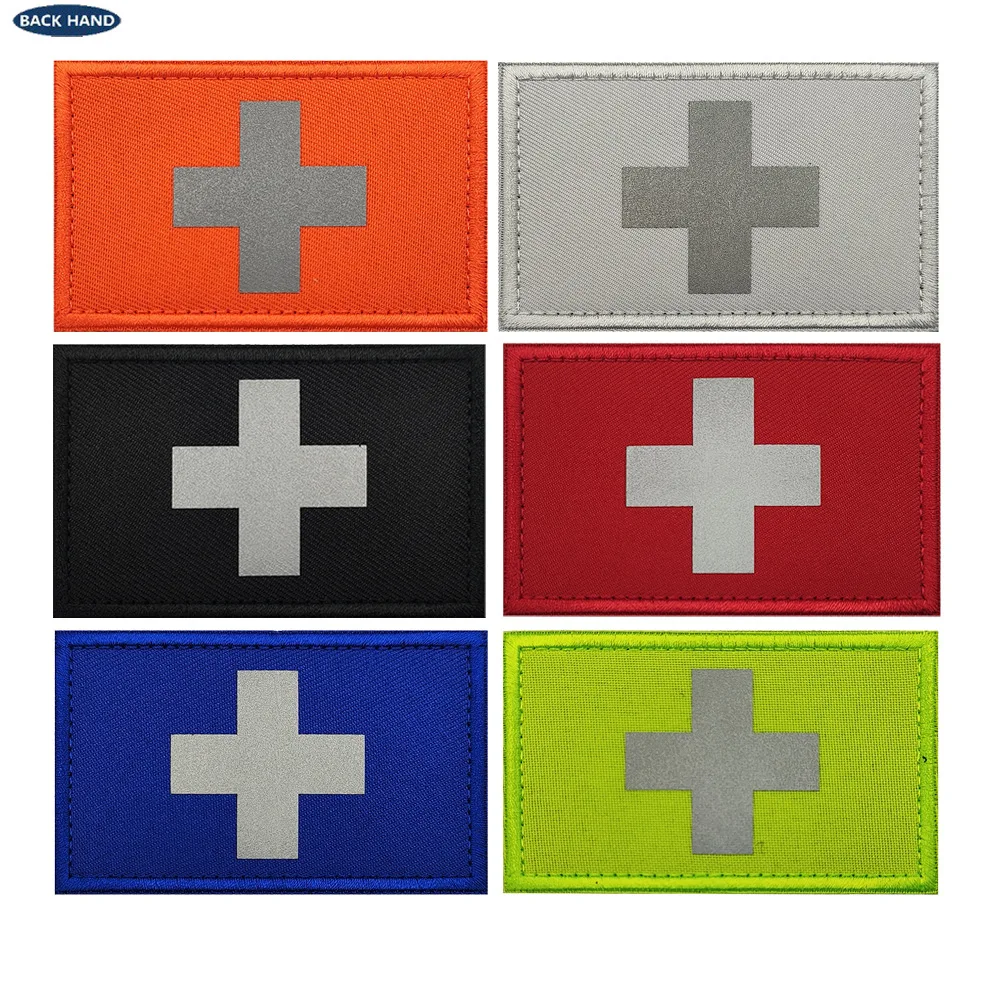 Parche táctico reflectante Cruz Suiza con velcro para mochila - imagen 4