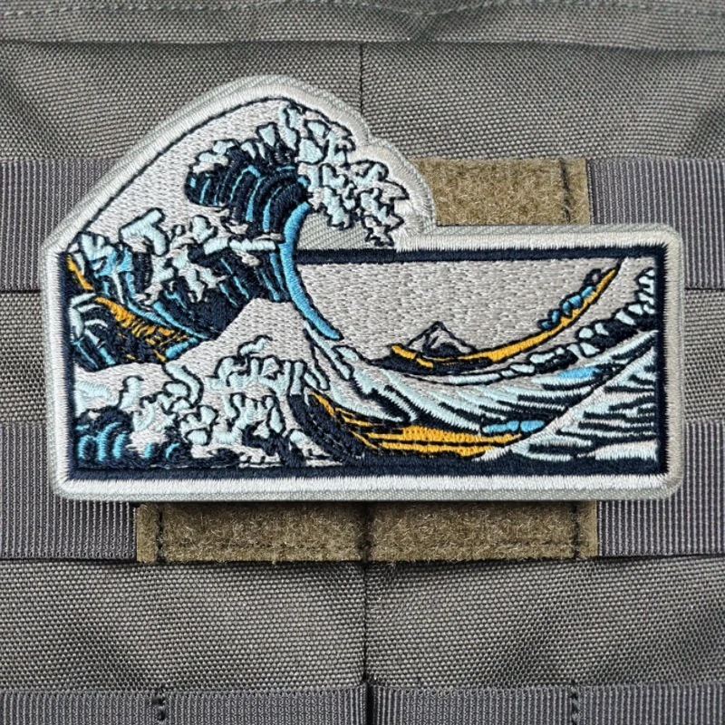 Parche bordado olas en el océano diseño detallado