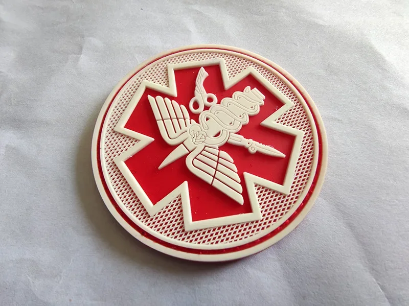Detalle de la insignia y el relieve 3D